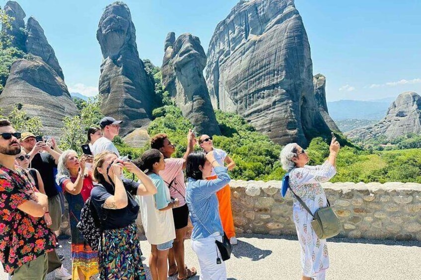 Local Agency - 1 day by Train Athens to Meteora in English or Spanish