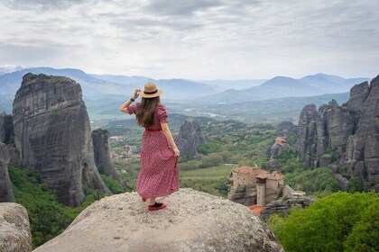 Athens:Meteora DayTrip English or Spanish & Lunch by Local agency