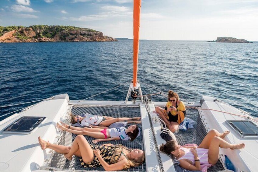 Enjoy the comfort of a modern sailing yacht ! 