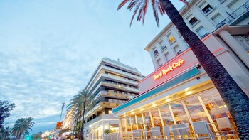 Repas au Hard Rock Cafe avec table prioritaire
