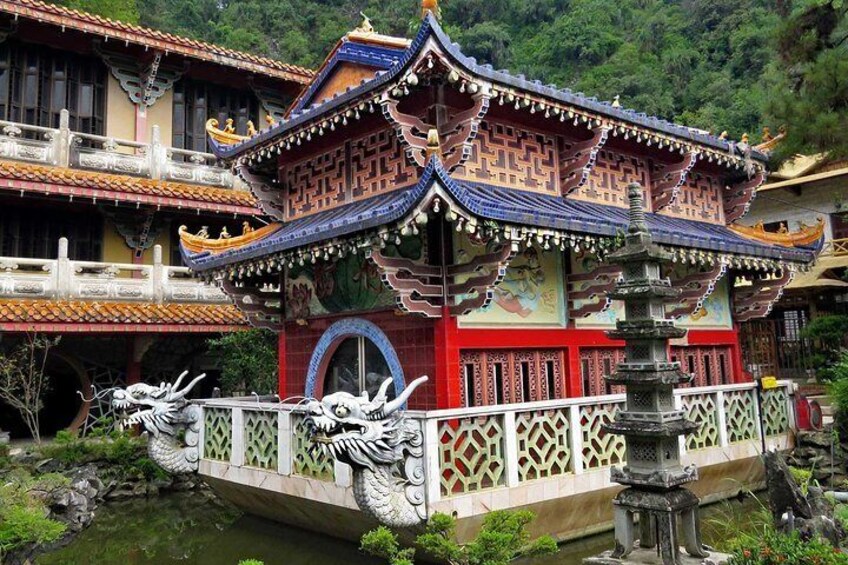 Sam Poh Tong Temple