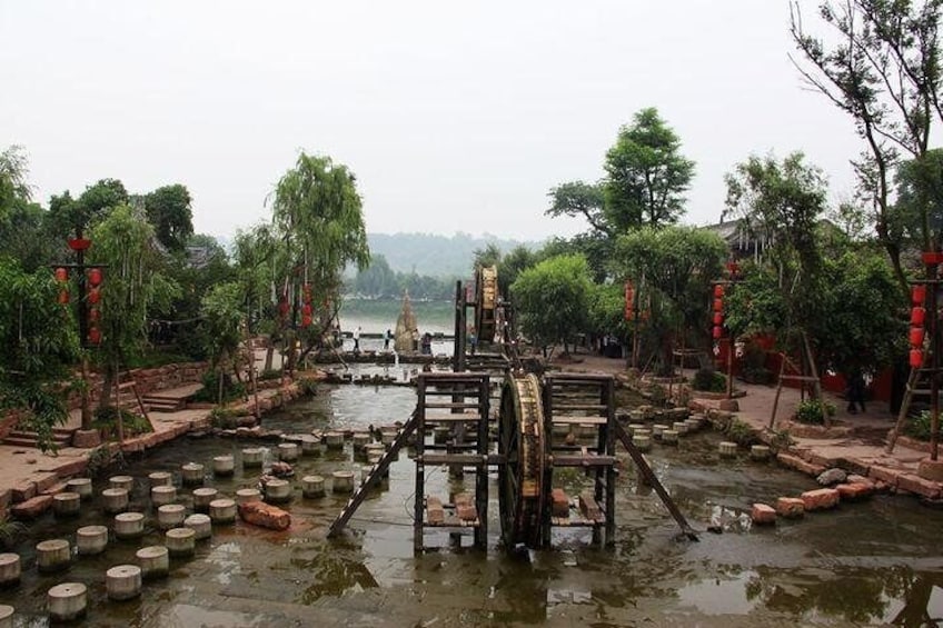 Leshan Giant Buddha and Huanglongxi Ancient Town Day Trip