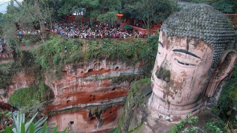 Leshan Giant Buddha and Huanglongxi Ancient Town Day Trip