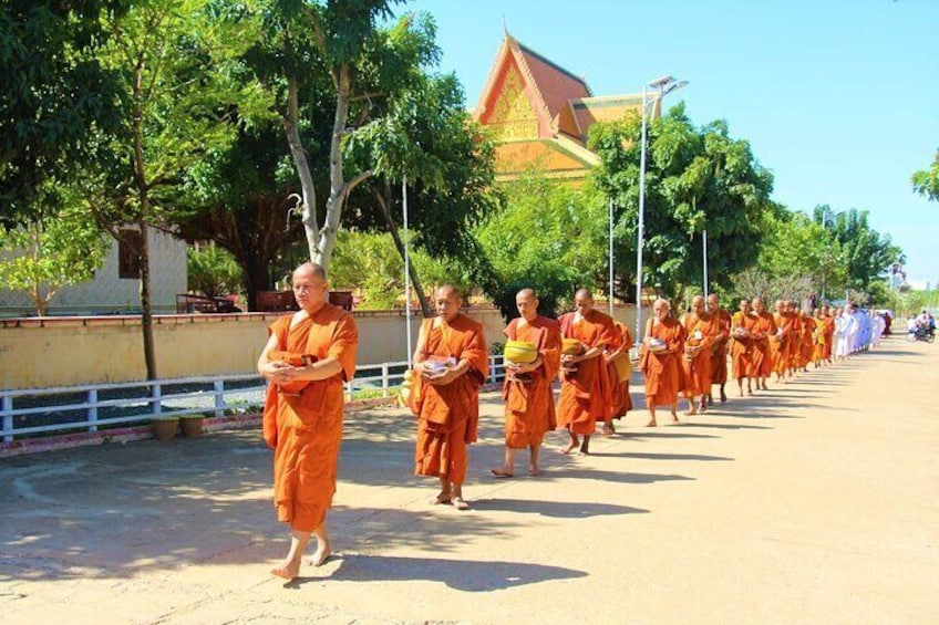 Phnom Penh City Tour & Oudong Temple Mekong Island Private Trip