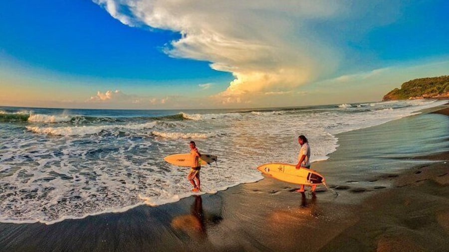 Surf City: El Tunco Beach