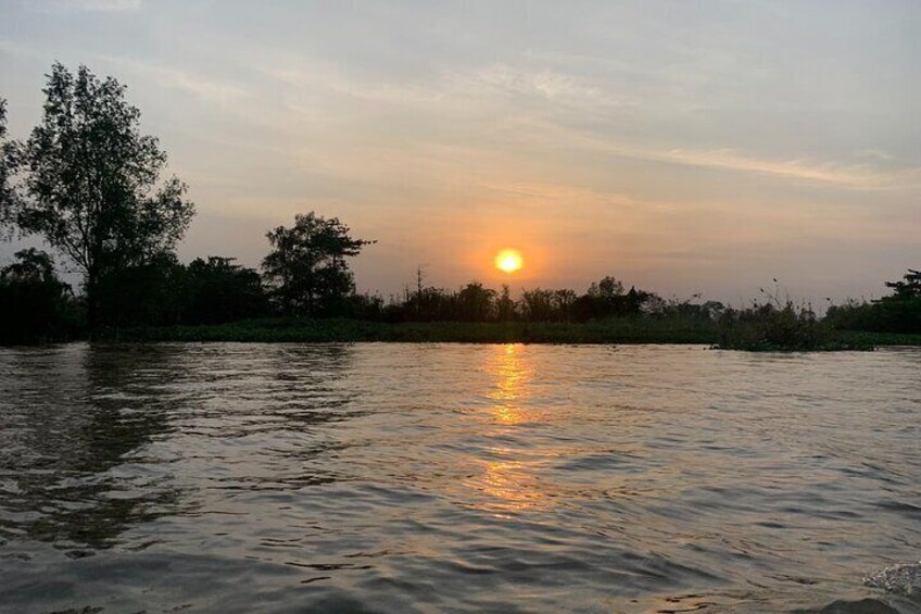 Boat tour visit 3 pagodas, Ancient house, see sunset on mekong river