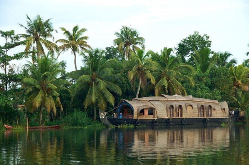 Kerala Honeymoon Special Package with Tree house and Private Houseboat