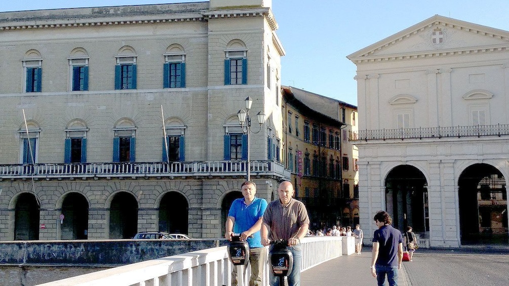 Foto 4 von 9 laden Seqway riding pair on a bridge in Pisa