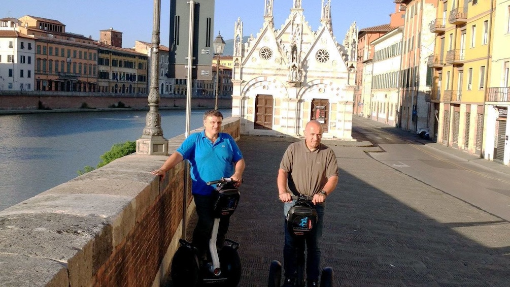 Foto 5 von 9 laden Segway riding men next to the river in Pisa