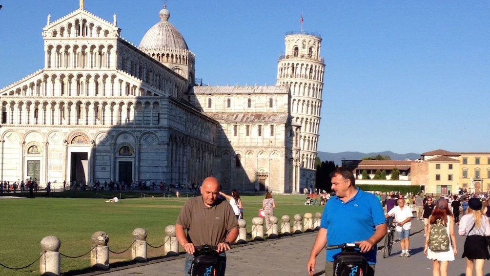 Foto 2 von 9 laden Segway riding men in the Square of Miracles with the Leaning Tower in the background in Pisa