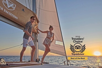 VI SKAPAR MINNEN Santorini Gold Catamaran Tour BBQ & Drycker & måltid