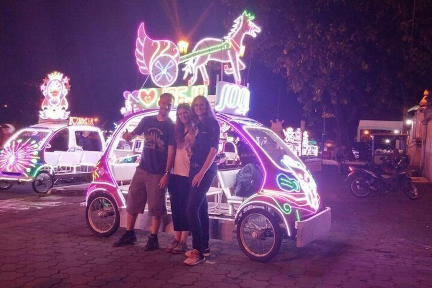 Tour Yogyakarta on a tuk-tuk and discover its best food stalls by night