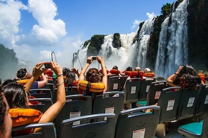 Excursión a las cataratas del Iguazú, paseo en barco, tren, camión de safar...