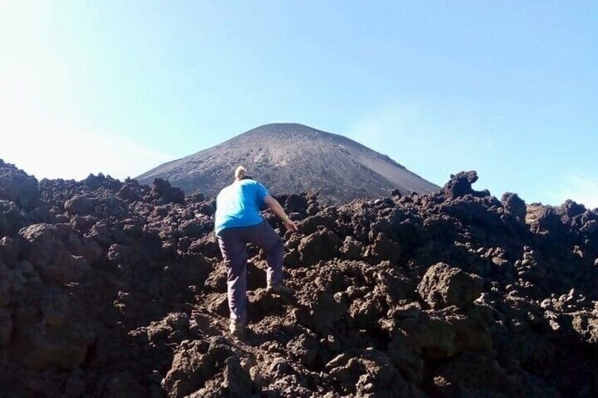 Day Tour to Pacaya Volcano from Antigua Guatemala on Private Vehicle