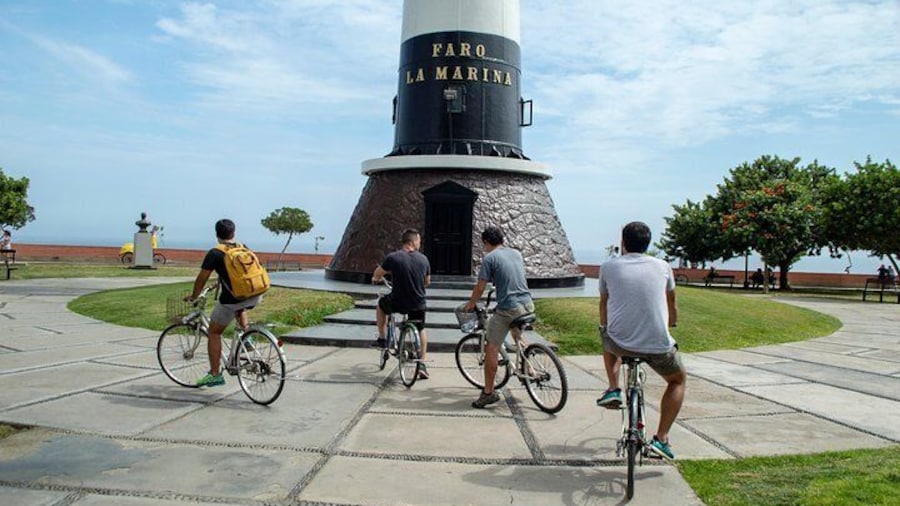 Lima Bike Tour Miraflores - Barranco + Huaca Pucllana!