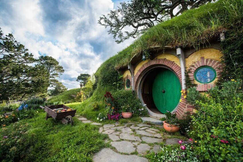 Hobbiton Movie Set with Te Puia Day Tour 