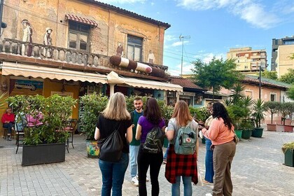 Gåtur i Tirana; Historie og kultur