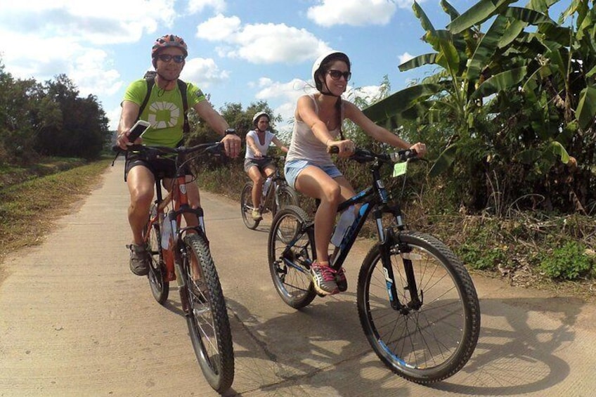 Cycling the Mae Taeng valley Chiang Mai