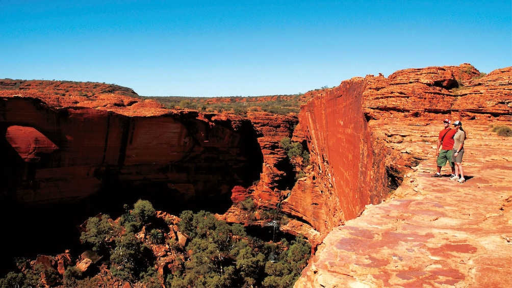 Couple standing at the edge of Kings Canyon in Central Australia