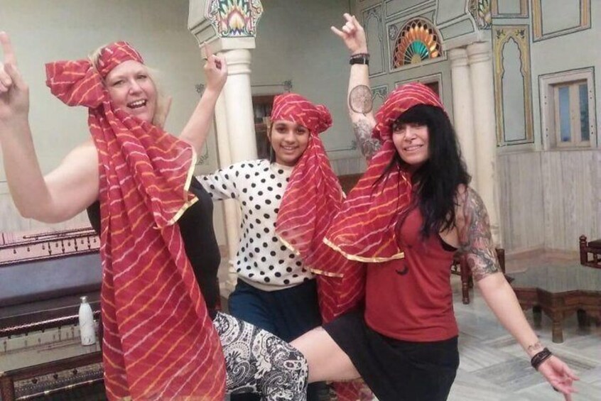 Bollywood Dance Class - Shimmy, shake and groove with Hindi Movie hits !