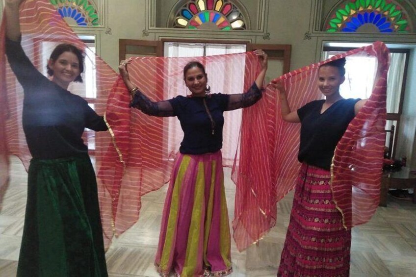 Bollywood Dance Class - Shimmy, shake and groove with Hindi Movie hits !