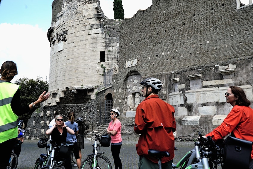 E-Bike + Food stop: Appian Way, Catacombs & Aqueducts park