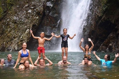 斐济组合一日游，包括Navua River Canoe，Fijian Village Visit和Magic Waterfall