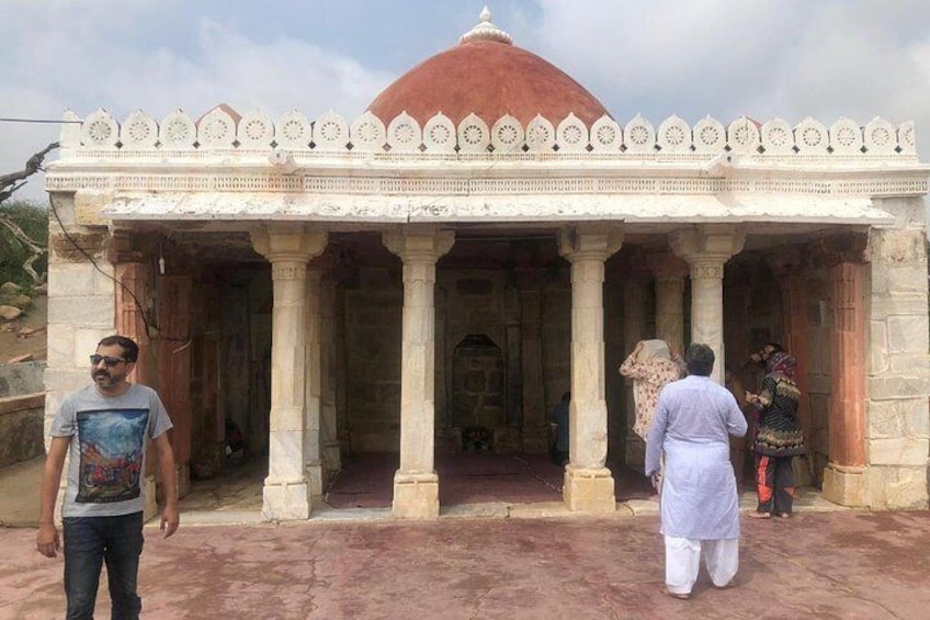 This mosque with white pillars in Bhodesar is a small marble and limestone structure near the pond embankment is built in 1436 AD.