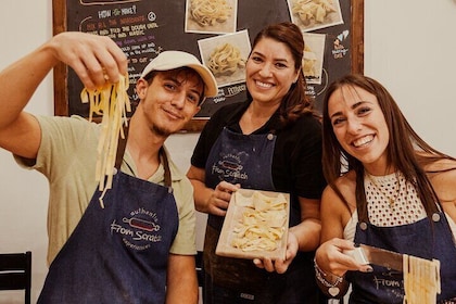 Elaboración de pasta y cata de vinos con cena en Frascati desde Roma