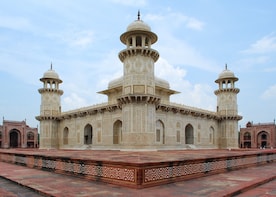 Monuments of Delhi (Guided Half Day SightseeimgCity Tour)