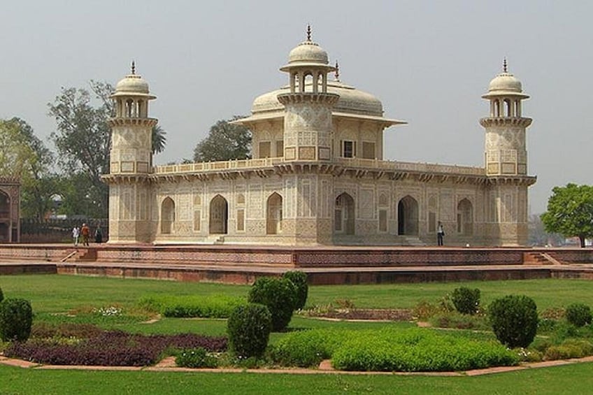 Exotic Mughal Tour With Taj Mahal Overnight 
