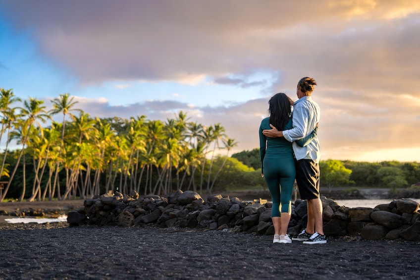 Big Island Deluxe Day Tour: Coffee, Wine, Black Sand Beach, and Waterfall
