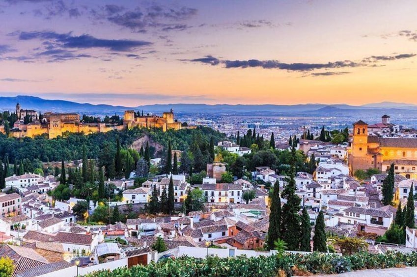 Panoramic Private Guided Tour by Car with Photo Stops in Granada