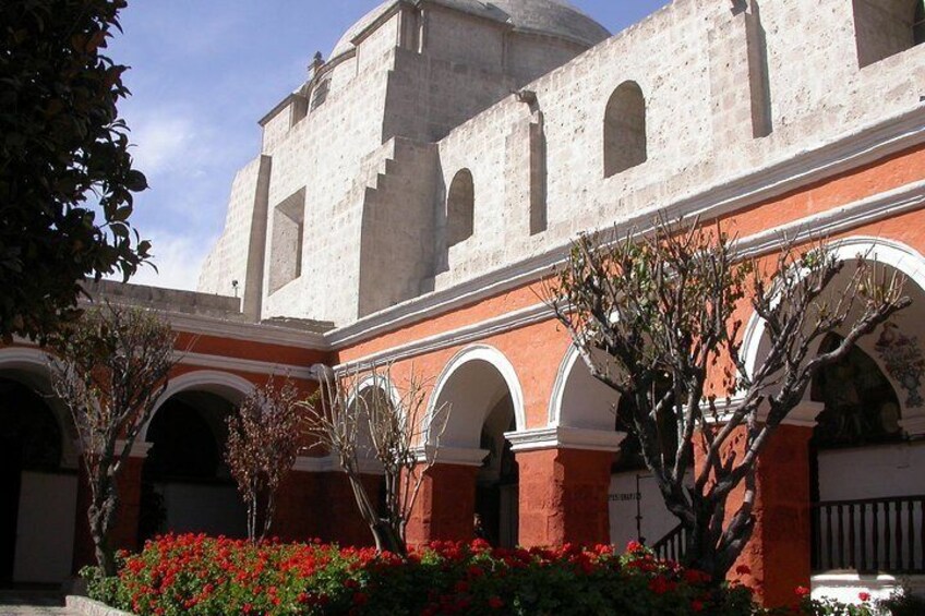 Afternoon : Arequipa city tour with Santa Catalina Monastery