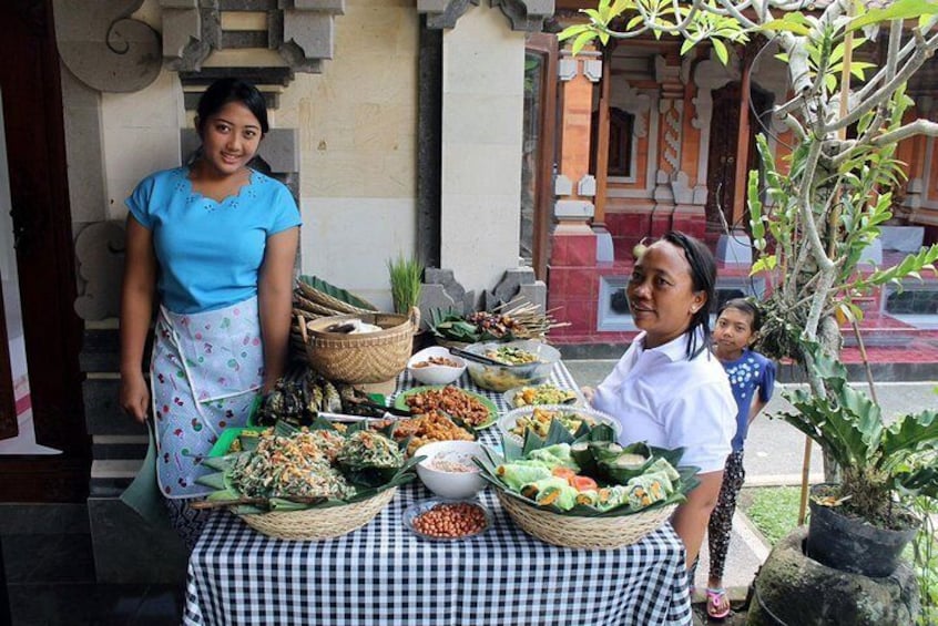 Traditional Balinese Cooking Class & Meal in a Multi-Generational Family Home