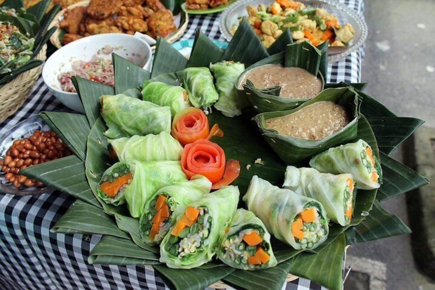 Traditional cooking class with a local in her Bali home