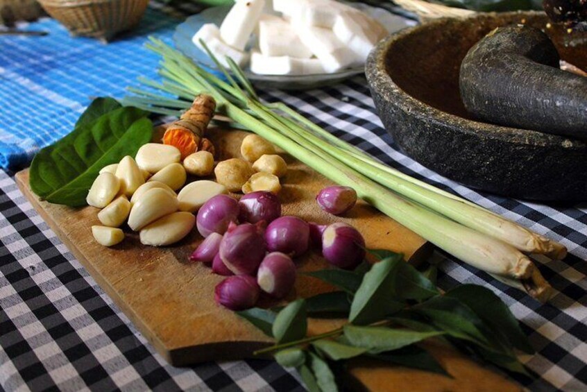 Traditional Balinese Cooking Class & Meal in a Multi-Generational Family Home