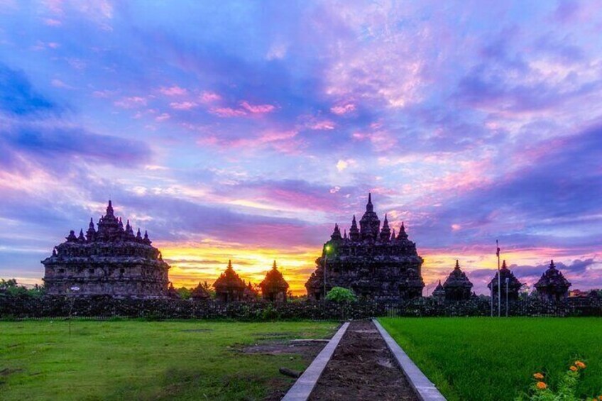 Borobudur sunrise from Setumbu hills, Mendut, Plaosan, Prambanan Temples tour