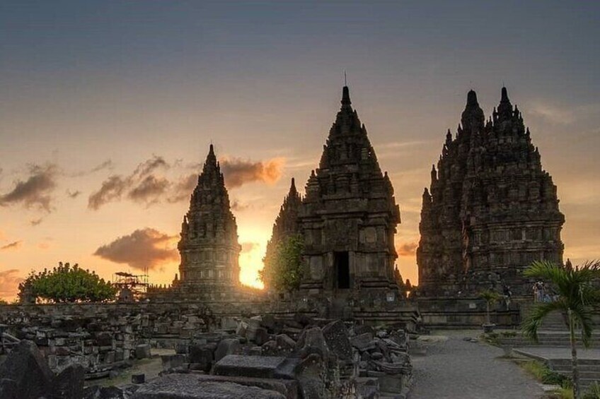 Borobudur sunrise from Setumbu hills, Mendut, Plaosan, Prambanan Temples tour