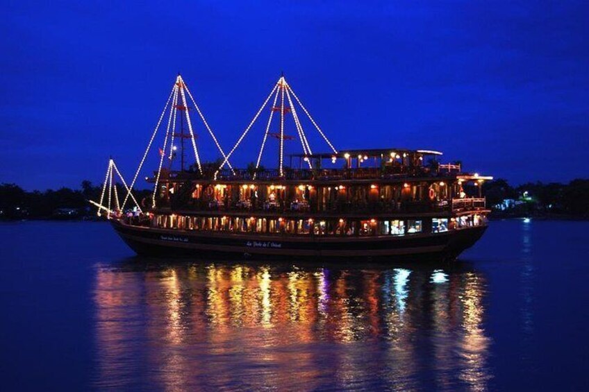 Traditional Water Puppet Show & Dinner On Cruise