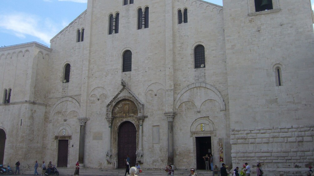 Apri foto 4 di 5. St. Nicholas Basilica in Bari