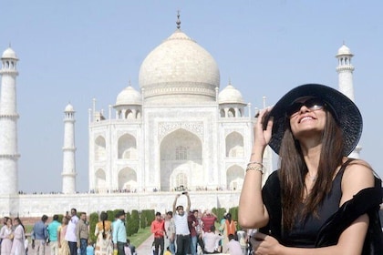2-Day Taj Mahal Sunrise Tour from Mumbai by Return Flights
