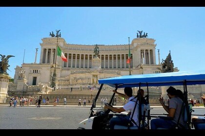 Golf cart tour: explore Rome's iconic landmarkes with ease