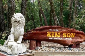 Explore Mountaintop Buddhist Temple, Pagodas & Hidden Gardens (Full day)