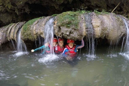 Aventura de exploración de cuevas en Puerto Rico, senderismo y body rafting