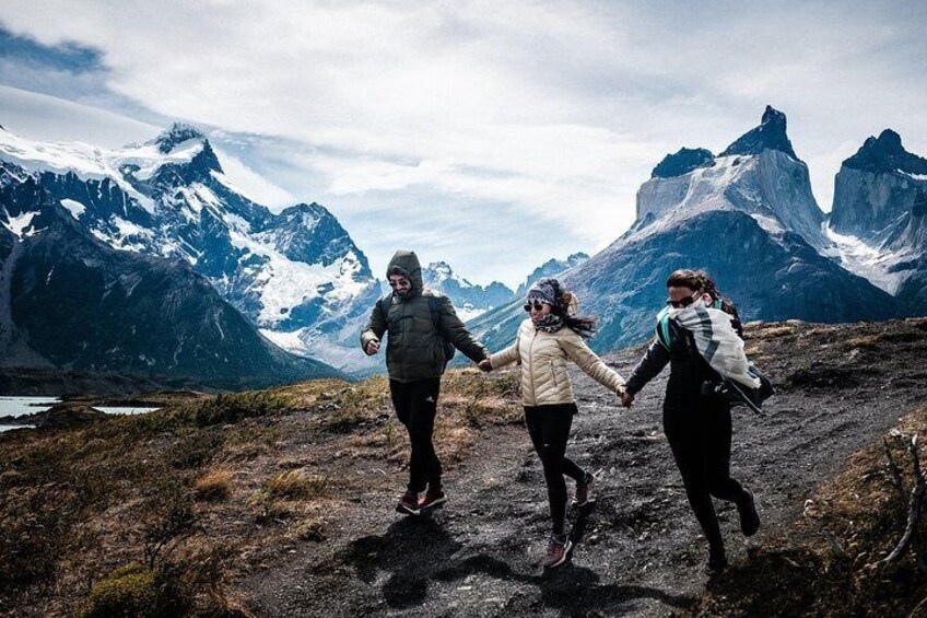 Recognized as one of the most beautiful places on the planet, Torres del Paine Park welcomes travelers with a strong wind gust.