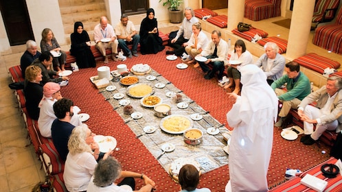 Emiratisk madoplevelse i det historiske område Al Fahidi