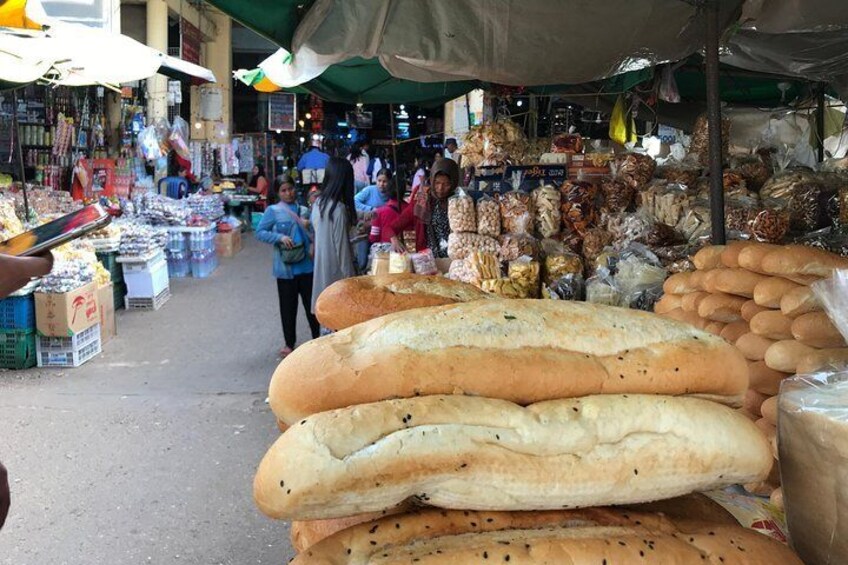 2.5hrs Phsa Leu Thom Tmey Local Day Market Tour