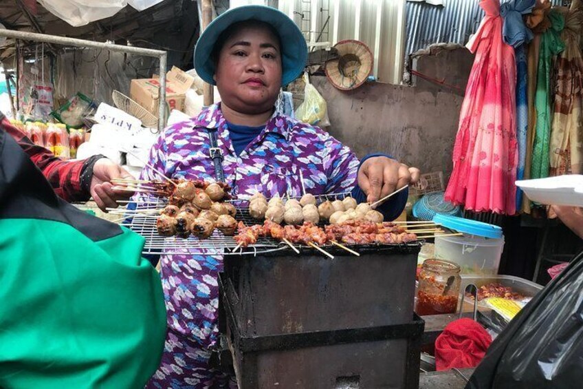 ( Free eSim) 2.5hrs Phsa Leu Thom Tmey Local Day Market Tour
