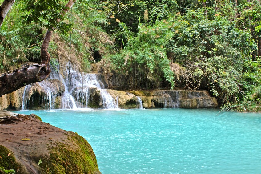 Private Full-Day City, Textile Village & Kuang Si Falls Tour